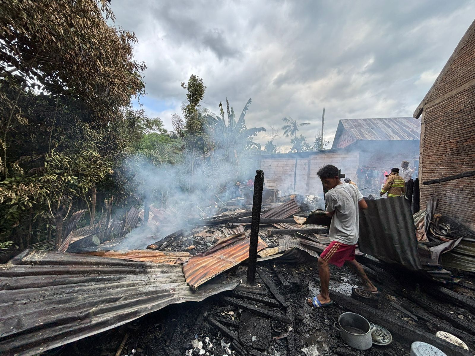 Diduga Korsleting Listrik, Tiga Rumah Semi Permanen di Desa Bonto Salama Ludes Terbakar