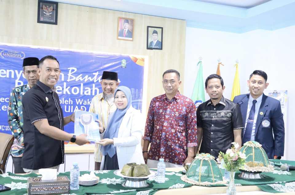 Wujudkan Mobilitas Mahasiswa, Wabup Sinjai Serahkan Bantuan Bus Operasional ke UIAD