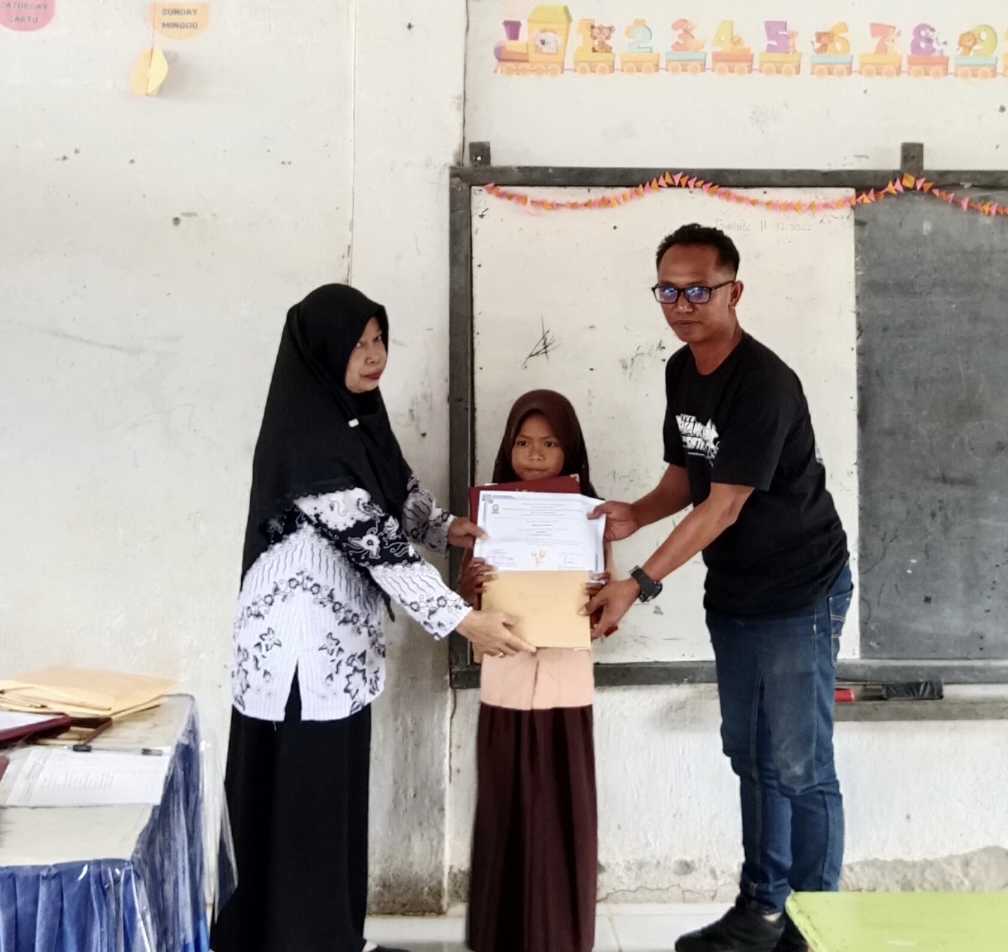 Antusiasme Para Ayah Ambil Rapor di SD Negeri 38 Tombolo, Bukti Kepedulian Pendidikan Anak Meningkat