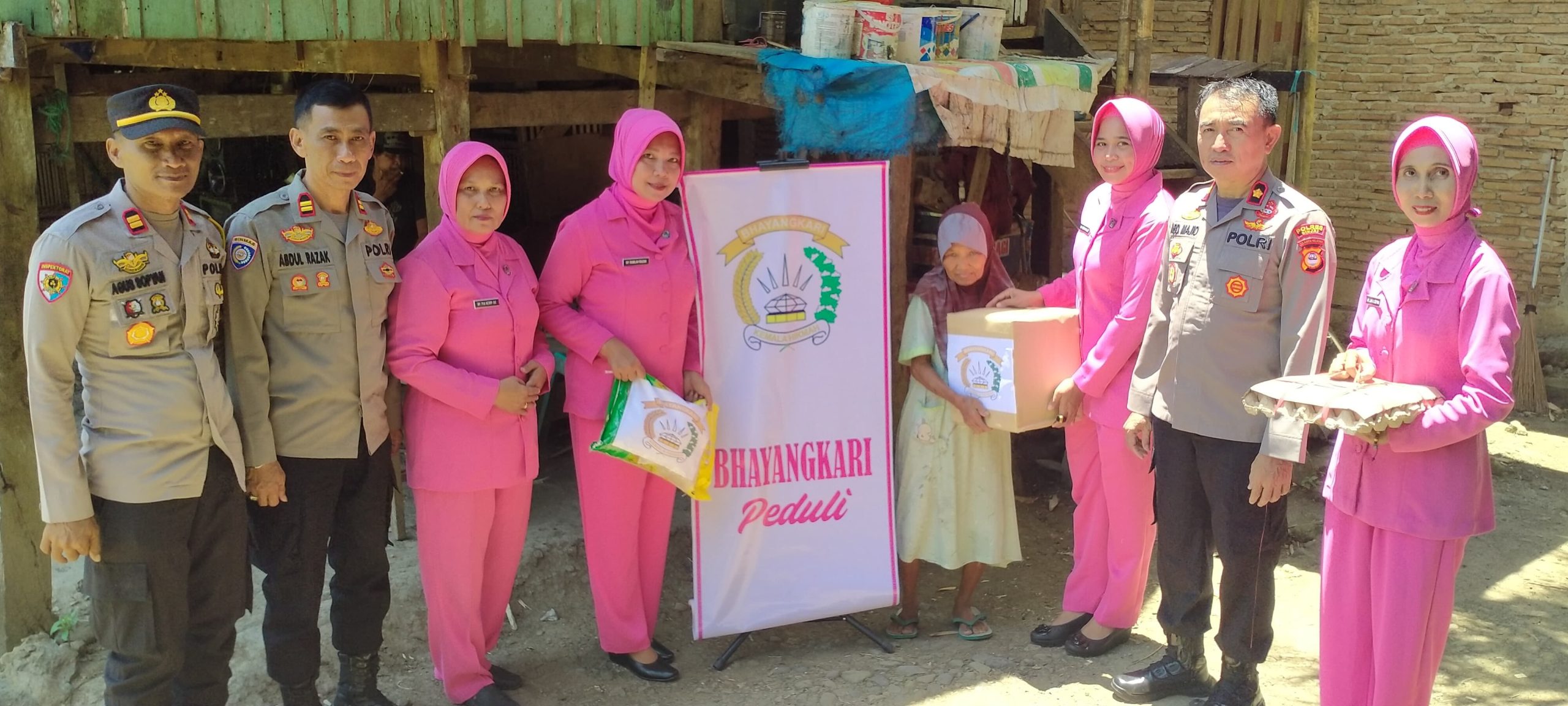 Jelang Ramadhan, Polres Sinjai dan Bhayangkari Salurkan Sembako untuk Warga