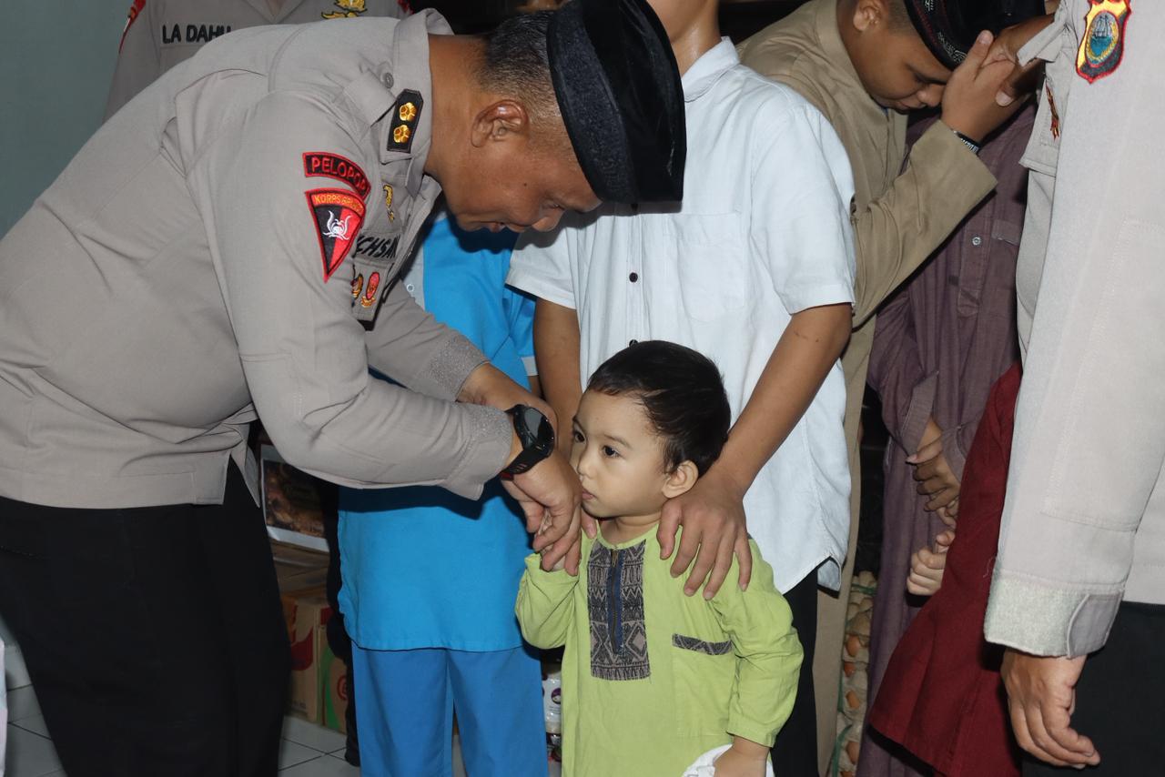 Brimob Polda Sulsel Sambangi Panti Asuhan An Nur, Bagi-bagi Sembako hingga Takjil 