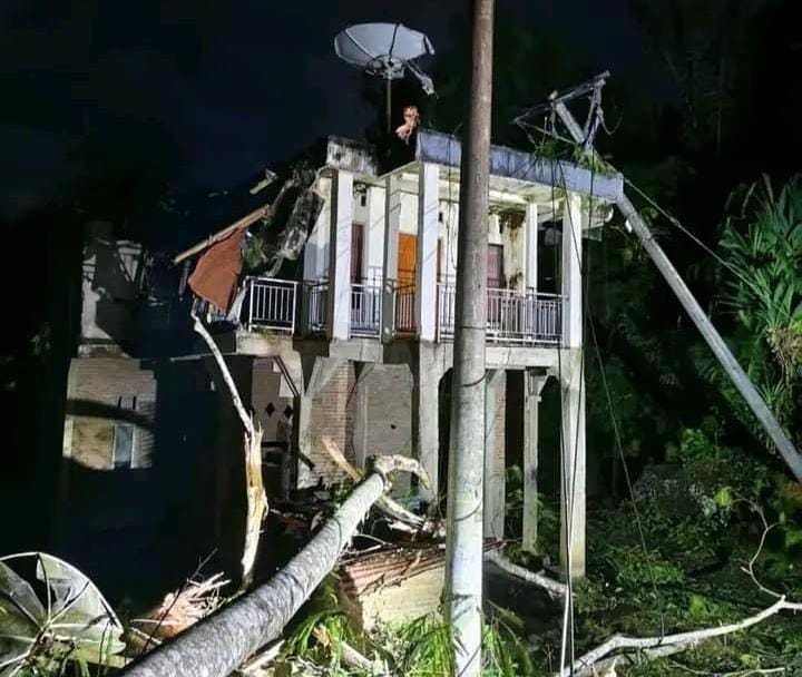 Suara Dentuman Dikira Petir, Pohon Tumbang Rusak Rumah Warga di Sinjai Barat