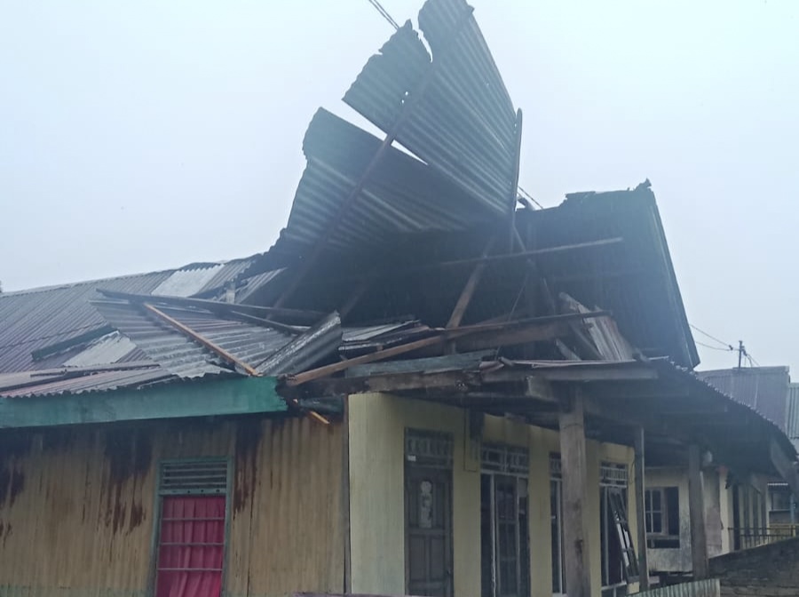 Cuaca Ekstrem Terjang Sinjai Timur, Satu Rumah di Kelurahan Samataring Rusak Terdampak Angin Kencang