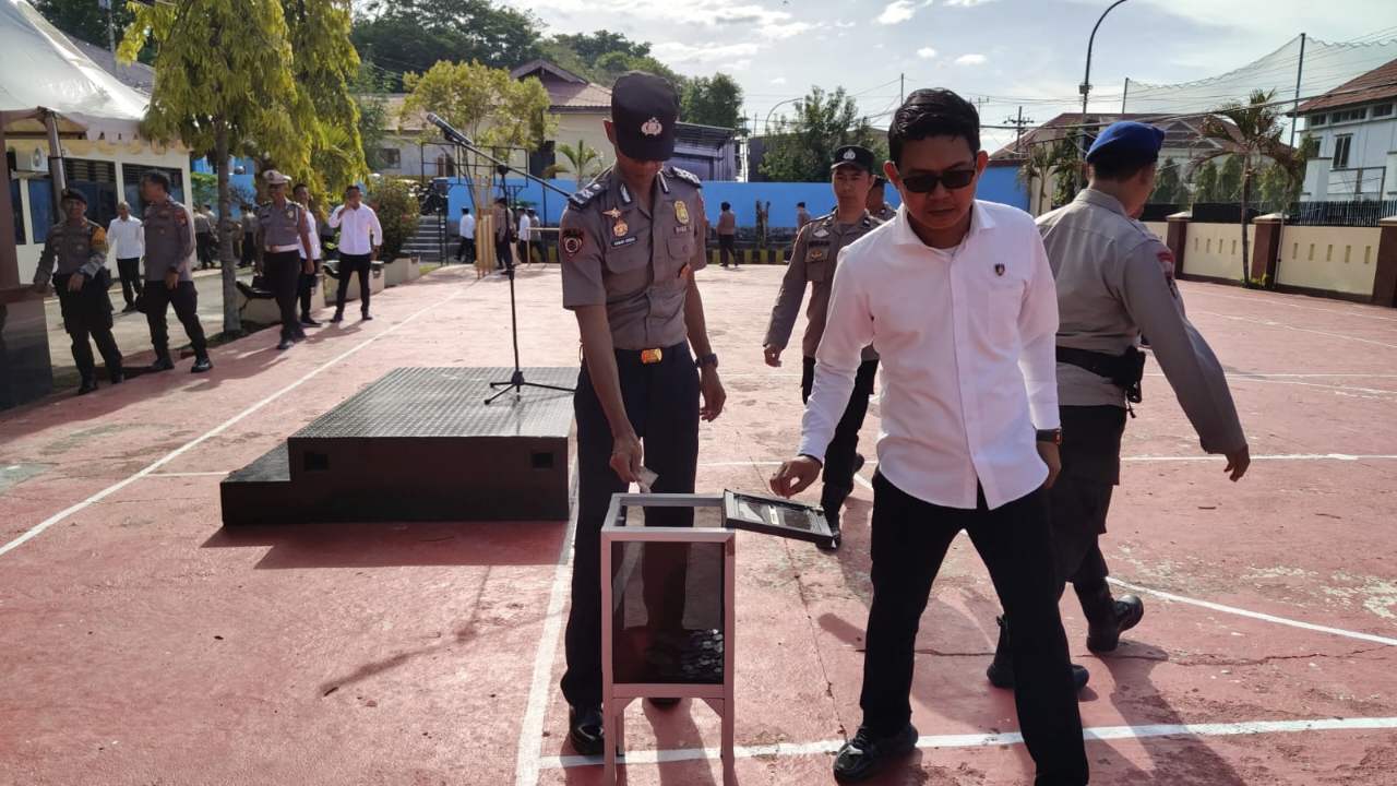 Semaikan Kebaikan di Bulan Suci, Personel Polres Sinjai Kompak Berbagi Lewat Kotak Amal