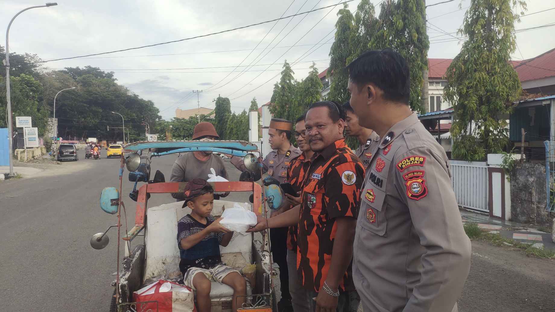 Berbagi di Hari Jadi, Polres Sinjai, Organisasi Masyarakat, dan Mahasiswa, Hadirkan Kehangatan untuk Warga Bumi Panritta Kitta
