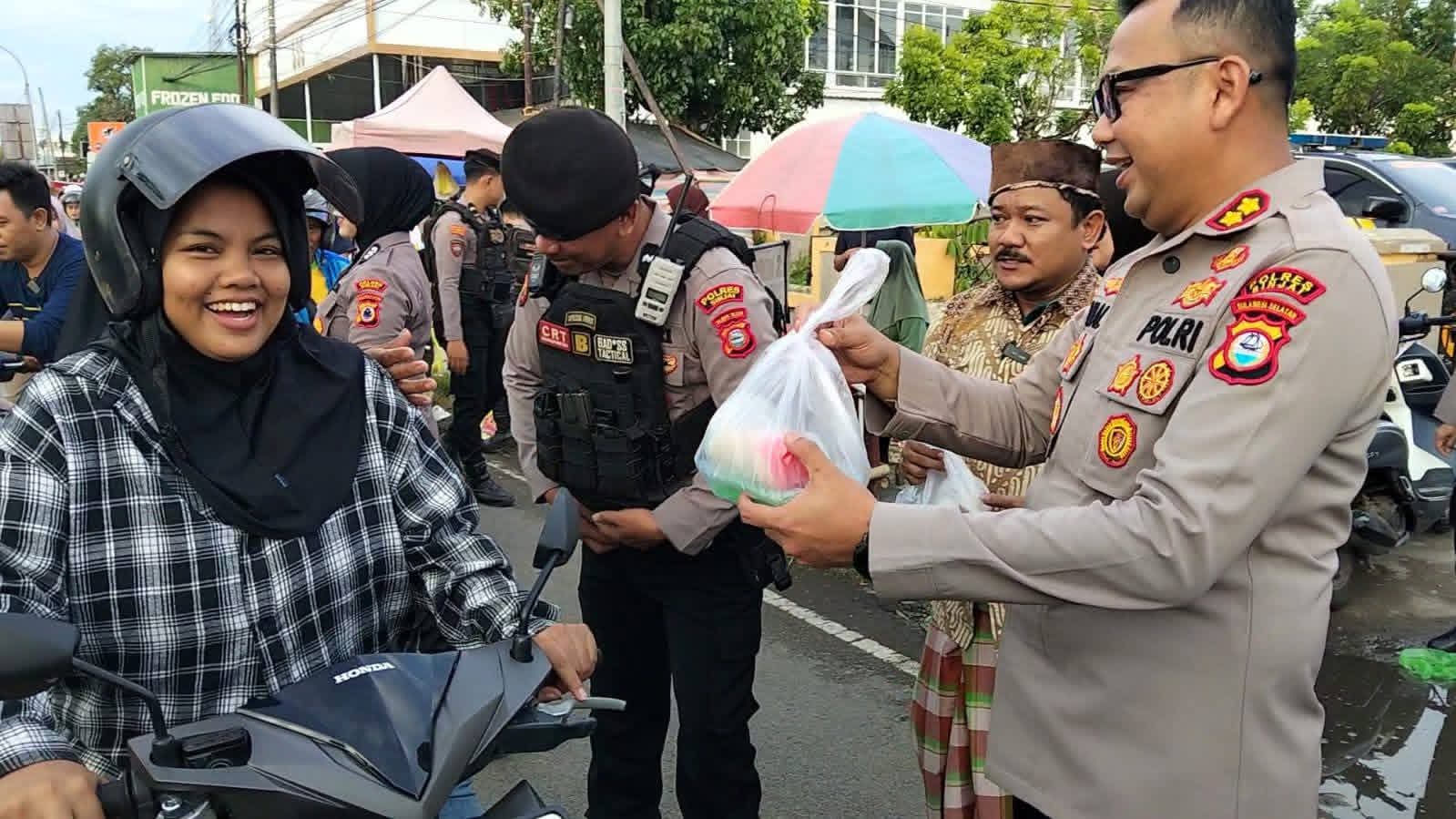 Senyum Hangat Kapolres Sinjai Warnai Pembagian Takjil di Jalan Persatuan Raya
