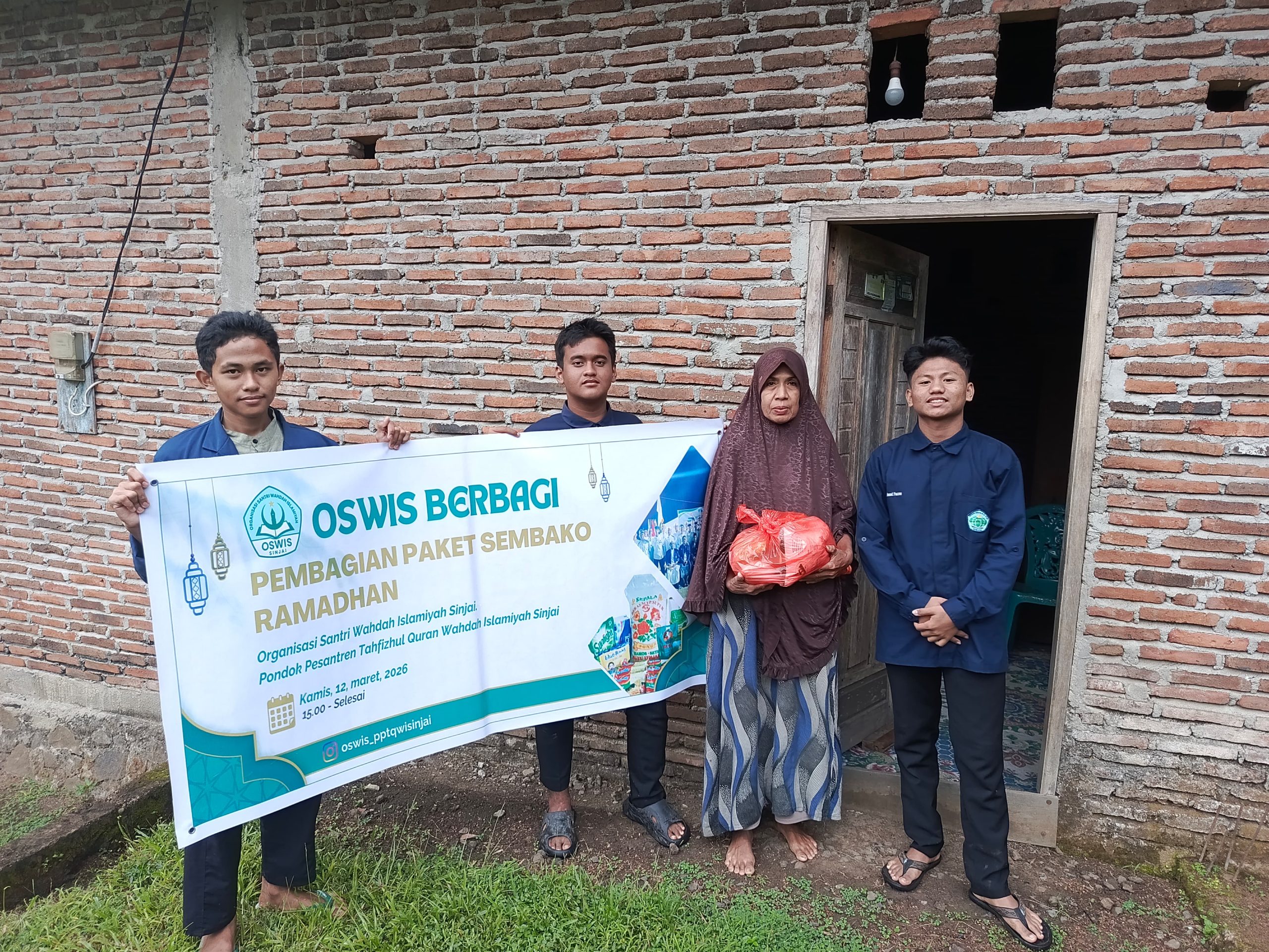 OSWIS Berbagi di Bulan Ramadan, Santri Wahdah Islamiyah Sinjai Tebar Sembako untuk Warga