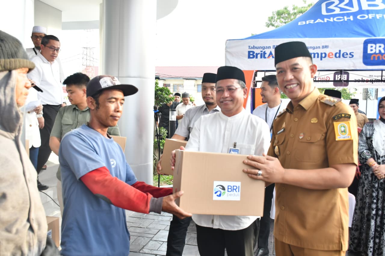 Wujud Syukur Kantor Baru, BRI Sinjai Berbagi 1.500 Paket Sembako untuk Warga