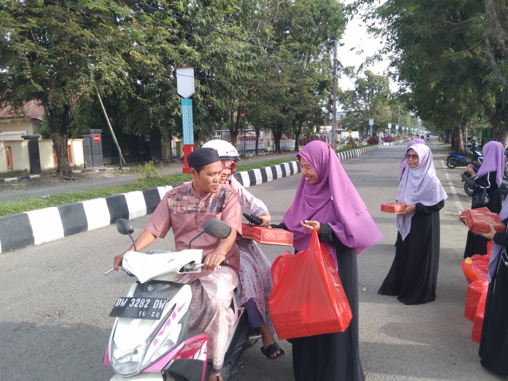 Ibu-Ibu Majelis Ta’lim Al-Muhajirin Turun ke Jalan, Bagikan Paket Ifthar untuk Pengguna Jalan