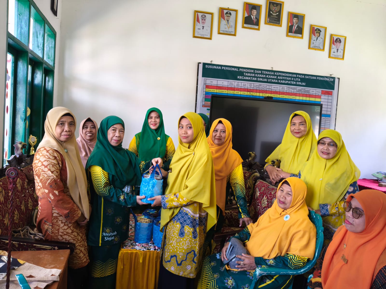 Apresiasi untuk Guru TK, PD Aisyiyah Sinjai Salurkan Paket Lebaran di Bulan Ramadan