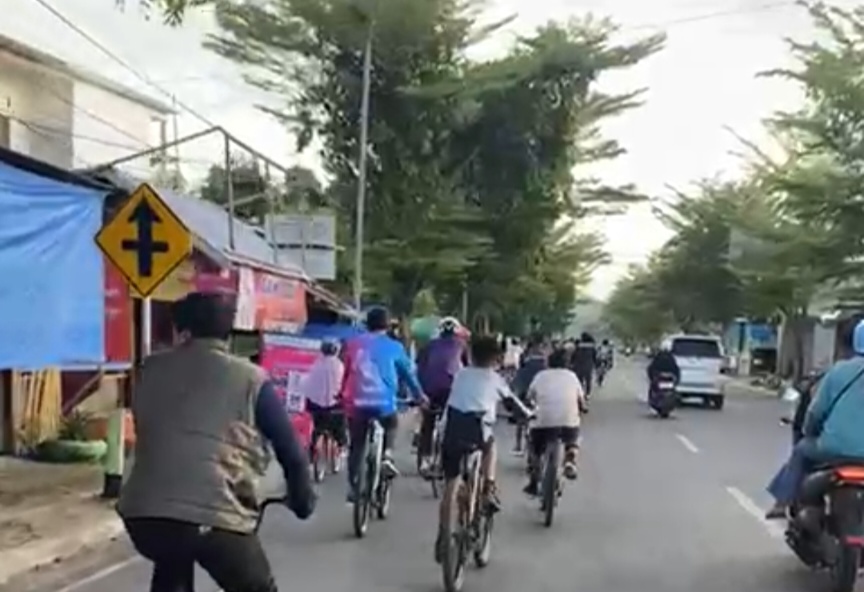 Potret Rombongan Pesepeda Kuasai Separuh Jalan Persatuan Raya Sinjai, Pengendara Mengeluh