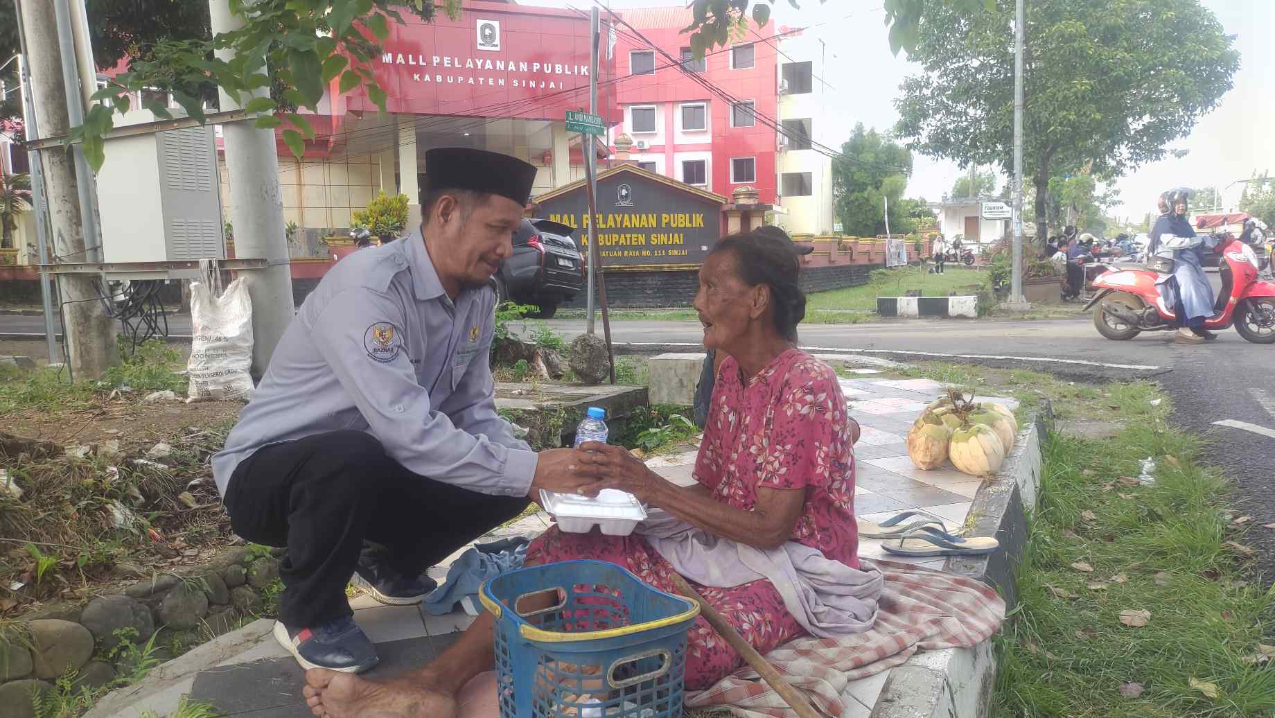 Berbagi Keberkahan, BAZNAS Sinjai Salurkan Paket Takjil di Jalan Persatuan Raya