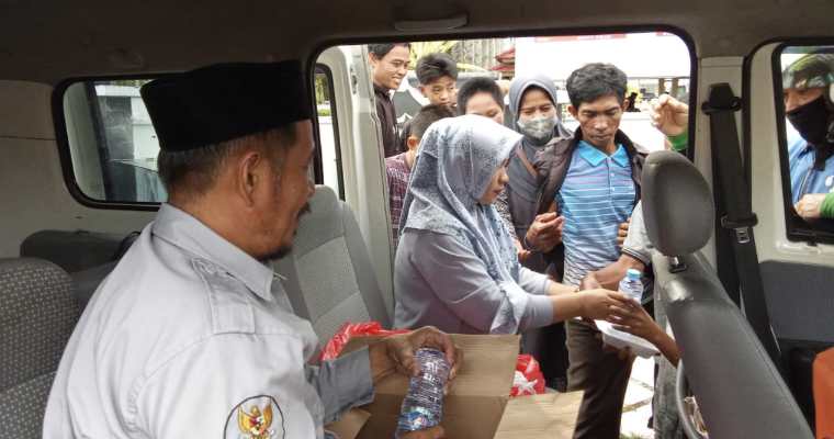 Berbagi Keberkahan, BAZNAS Sinjai Salurkan Paket Takjil di Jalan Persatuan Raya
