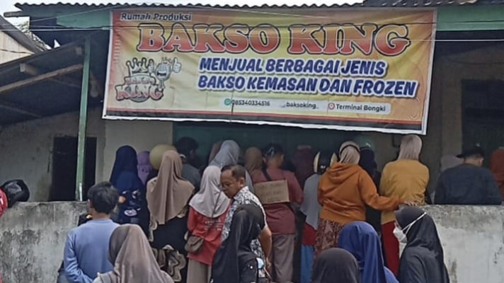 Jelang Hari Raya, Bakso King Sinjai Diserbu Pembeli Hingga Antrean Mengular