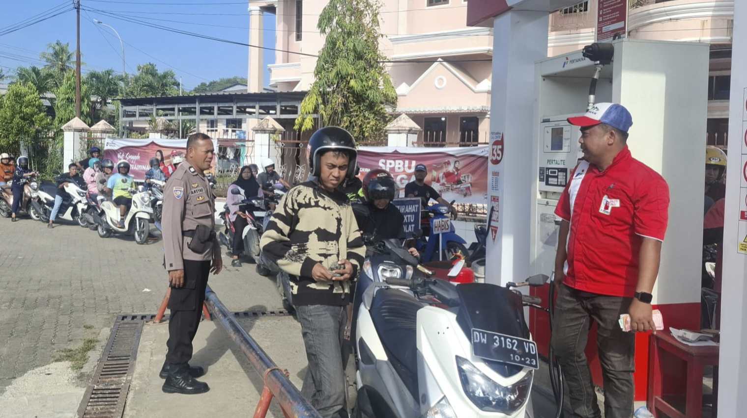 Antrean BBM Mengular di SPBU Lita, Personel Polsek Sinjai Utara Siaga Atur Lalu Lintas