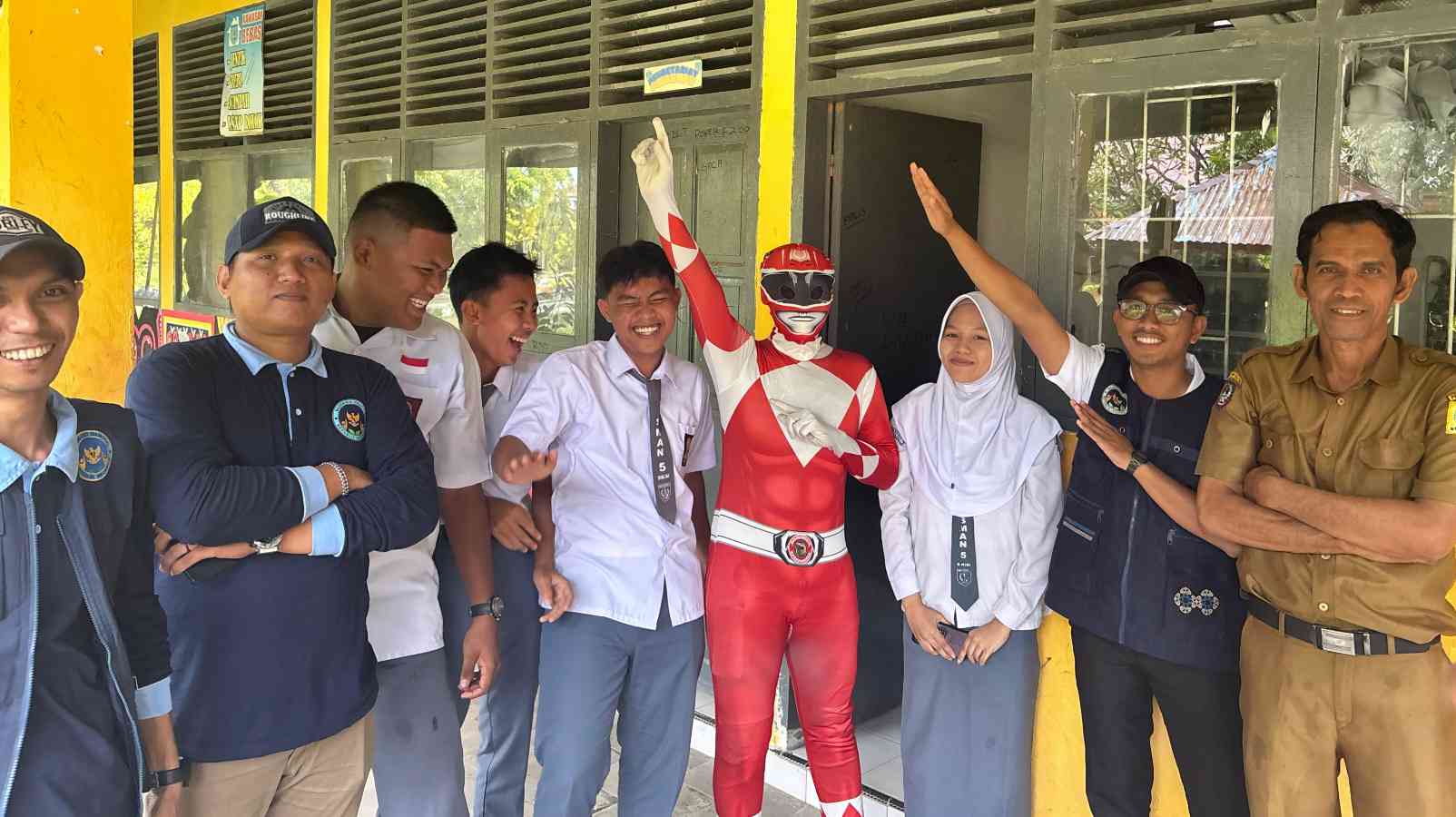 Inovasi SPPG Balangnipa, Hadirkan Power Ranger Merah untuk Semangati Ribuan Siswa di Sinjai