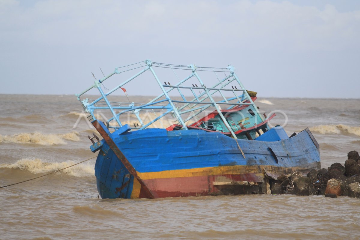 Breaking News Dihantam Cuaca Ekstrem, KM Fitriani 03 Asal Sinjai Karam di Perairan Pulau Wetar