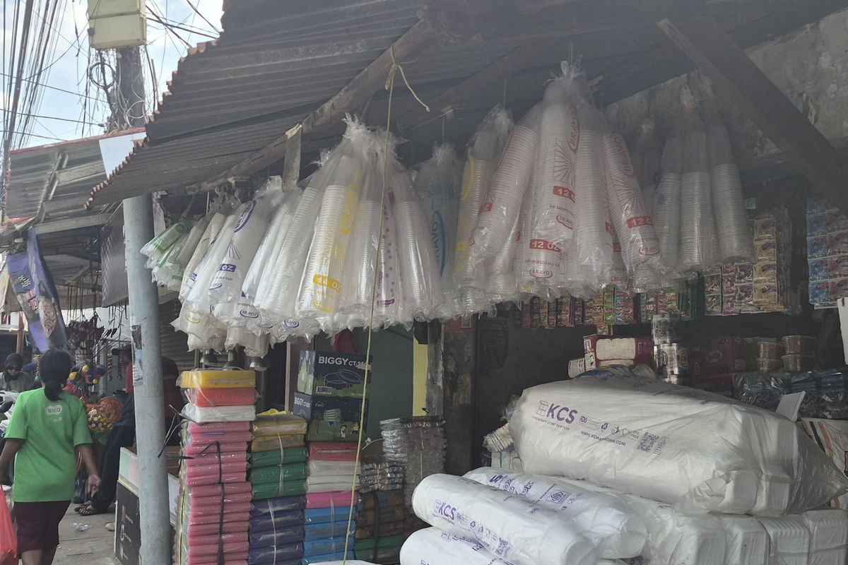 Beban Operasional Membengkak, Pedagang Kecil dan UMKM Sinjai Keluhkan Lonjakan Harga Plastik