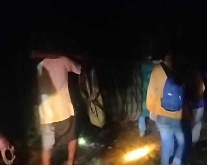 Akses Jalan Tanah, Warga Tonrong Tandu Pasien Pascamelahirkan Sejauh 2 Km ke Puskesmas