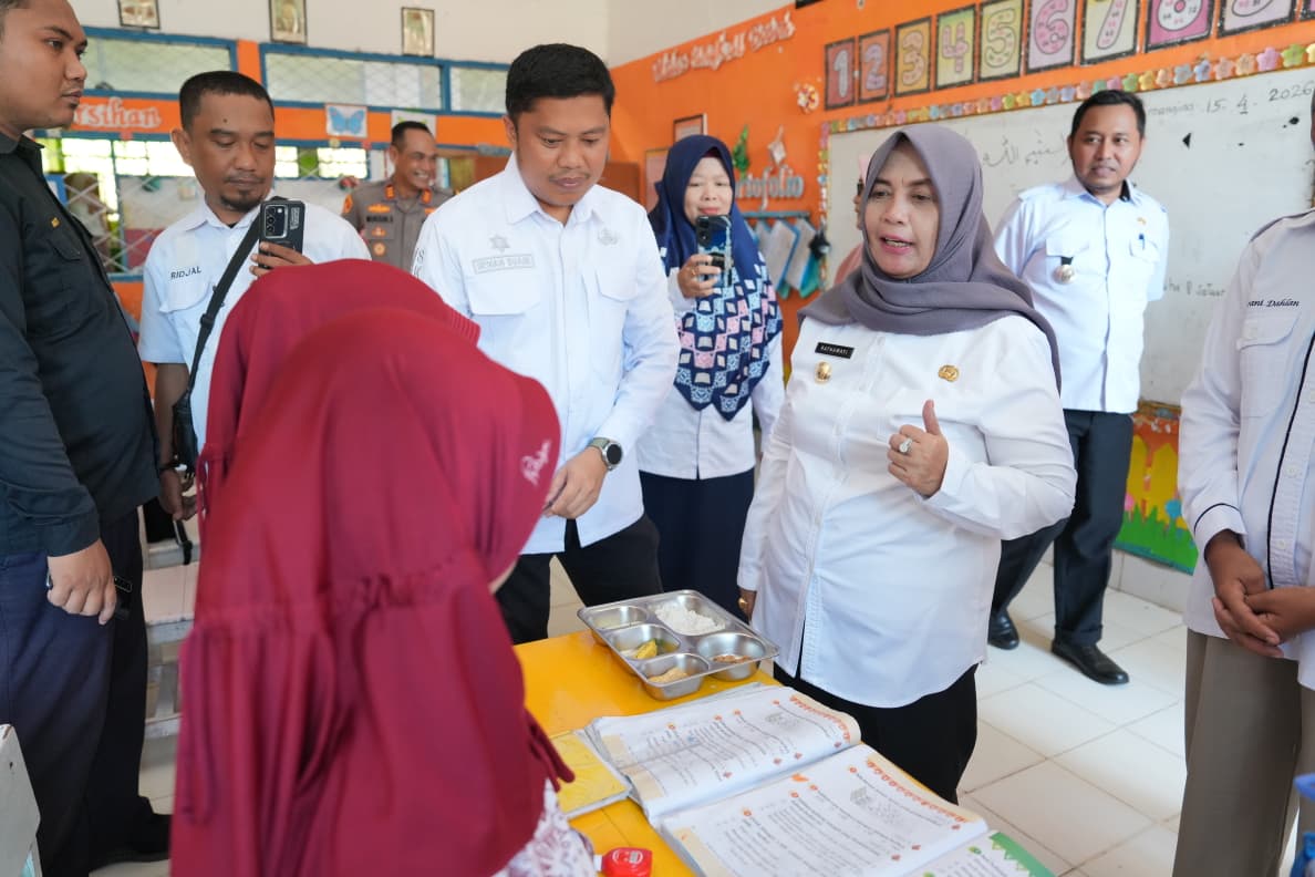 Pastikan Gizi Generasi Emas, Bupati Sinjai Tinjau Langsung Distribusi Makan Bergizi Gratis