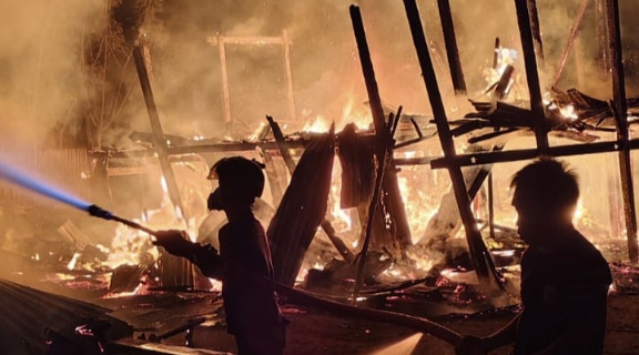 Si Jago Merah Mengamuk di Sinjai Utara, 4 Rumah Panggung di Jalan Udang Ludes Terbakar