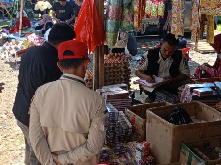 Ratusan Bungkus Rokok Ilegal Disita Tim Gabungan dalam Operasi di Pasar Mannanti