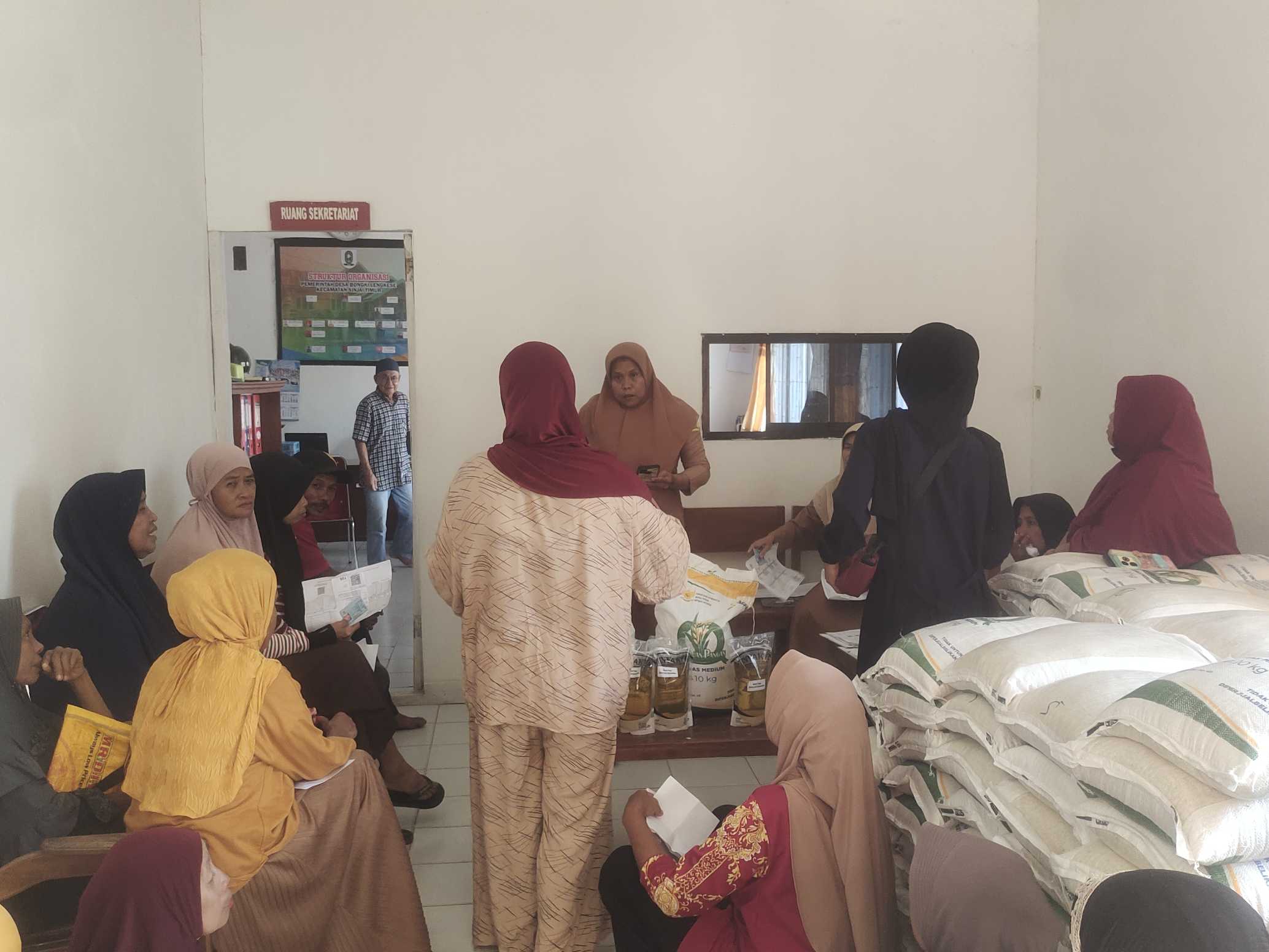 Harga Sembako Melejit, Pemdes Bongki Lengkese Gerak Cepat Distribusikan Bantuan Pangan untuk Warga