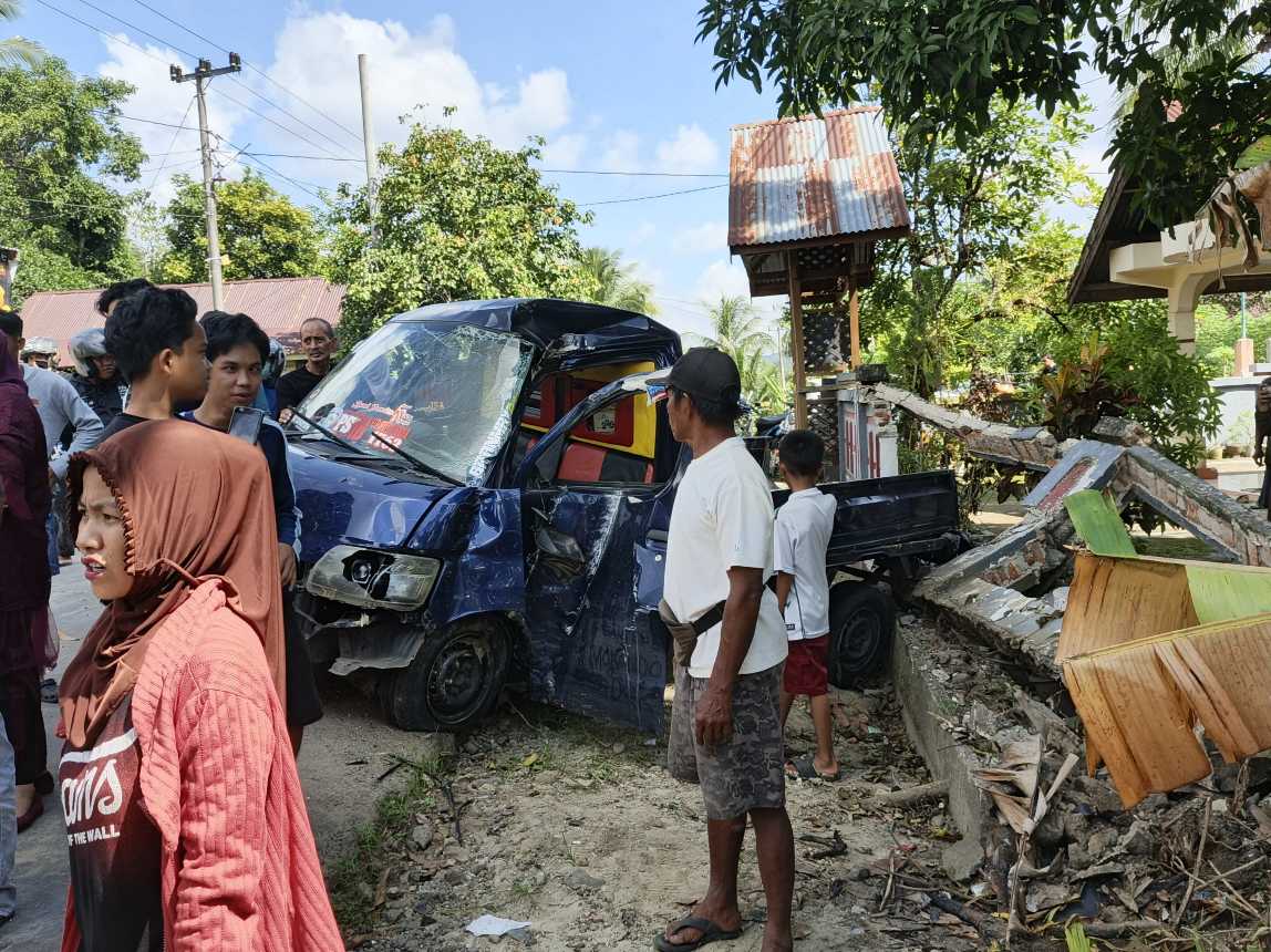 Kecelakaan Tunggal di Bulupoddo, Sebuah Mobil Pick Up Hantam Pagar Rumah Warga