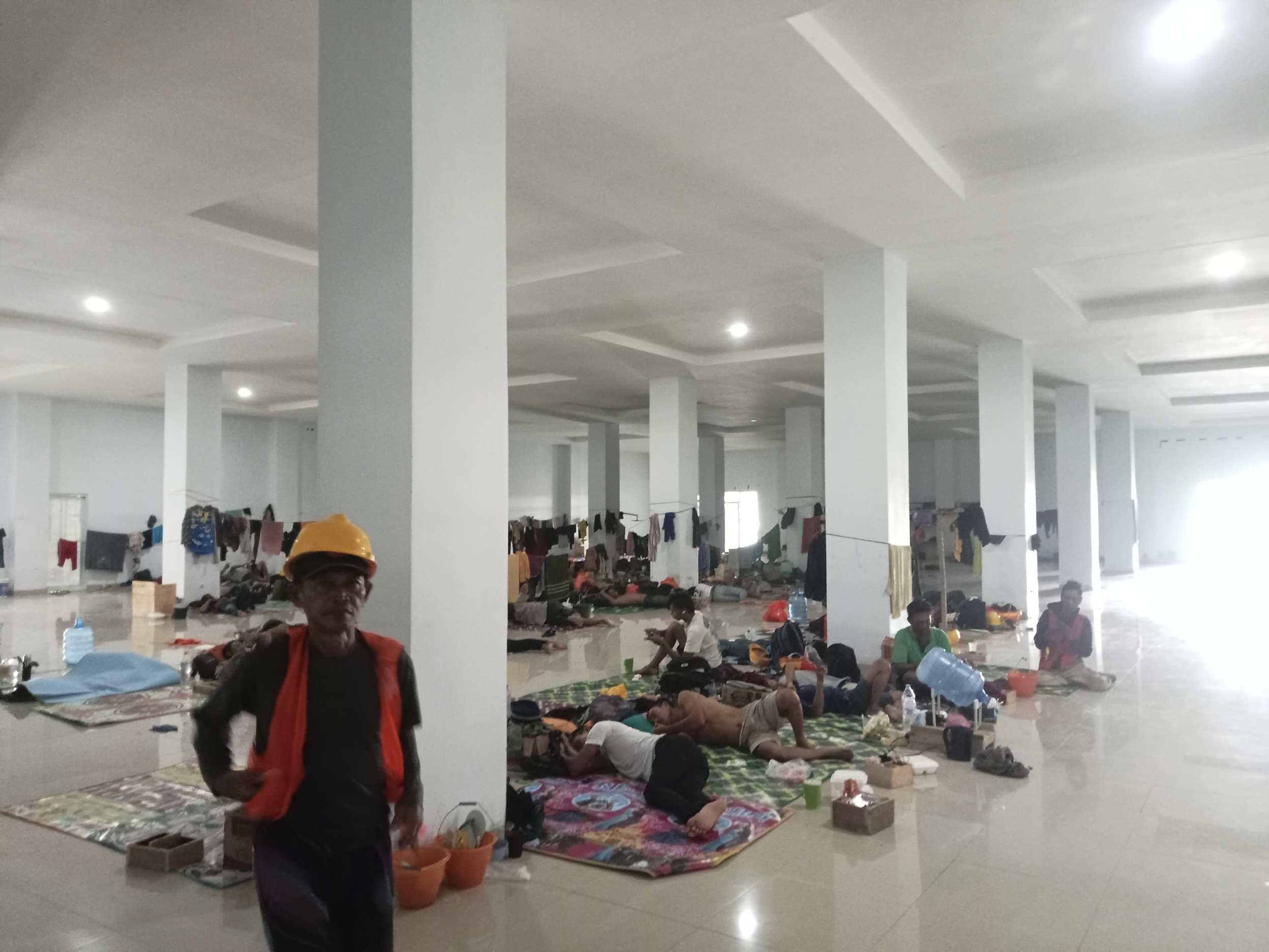 Pekerja Sekolah Rakyat di Sinjai jadikan area Masjid Islamic Center Tempat Istirahat dan Jemuran, Warga Resah