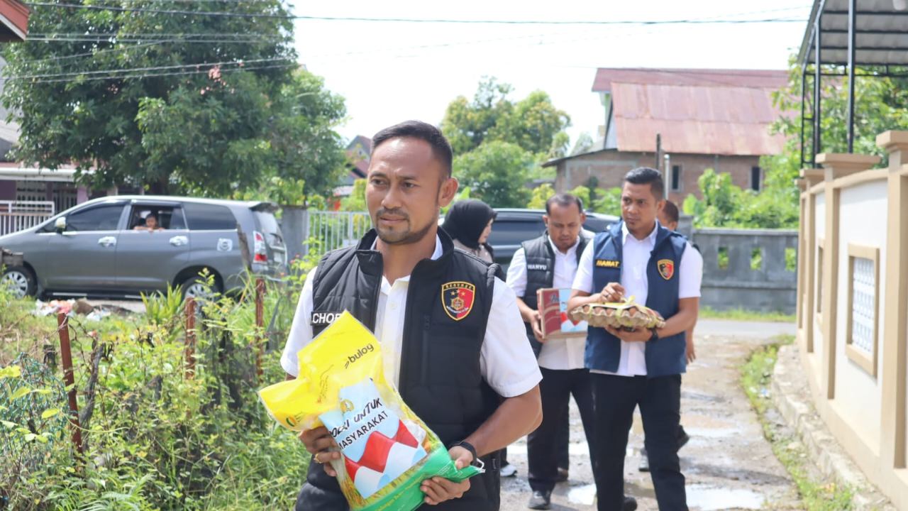 Sentuhan Empati Polres Sinjai: Mengetuk Pintu Rumah, Menyalurkan Bantuan dan Kebersamaan
