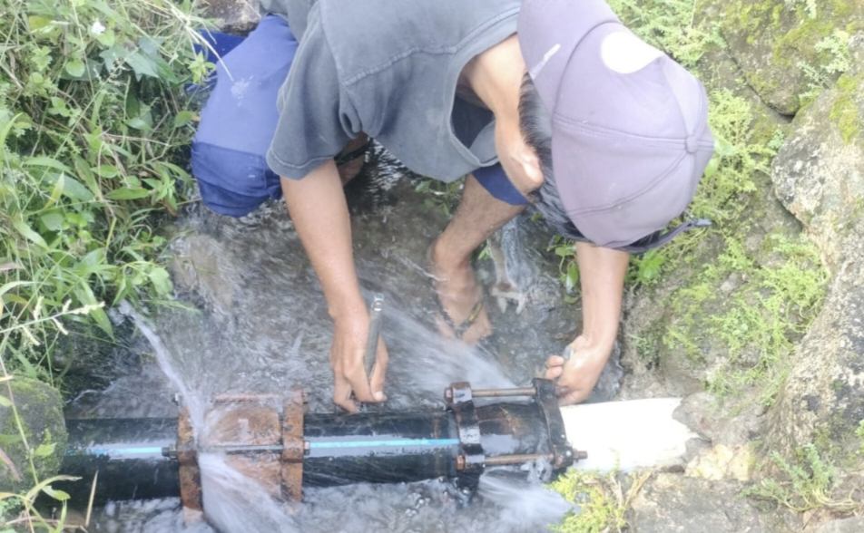 Pipa PDAM Tirta Sinjai di Bontopedda Diduga Sengaja Dirusak dengan Benda Tajam