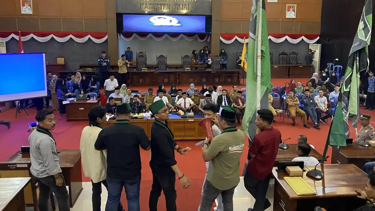 Lagi Paripurna, Ruang Sidang DPRD Sinjai Mendadak “Dikepung” Aktivis HMI Sinjai