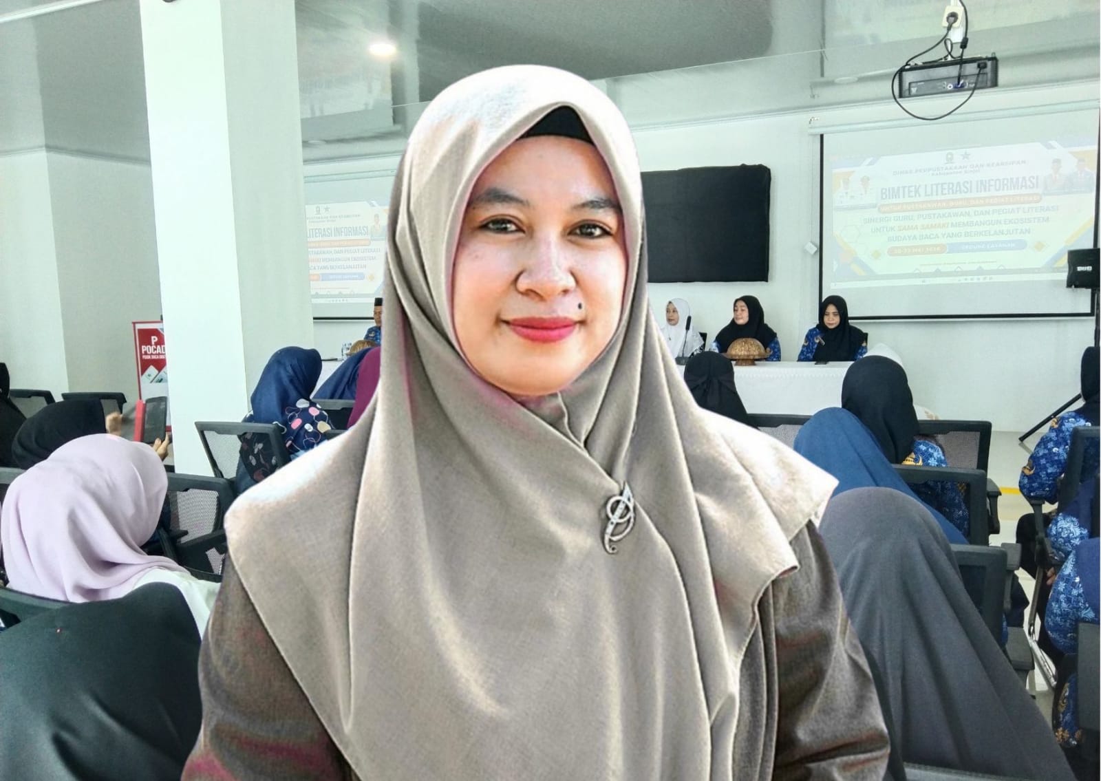 Putri Daerah Sinjai Jadi Pemateri Bimtek Literasi Informasi Dispusip Sinjai