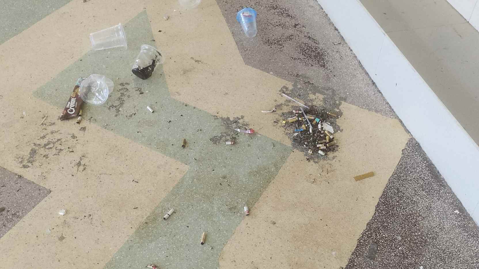 Area Suci Masjid Islamic Center Sinjai ‘Dipenuhi’ Puntung Rokok dan Gelas Kopi, Diduga Ulah Oknum Pekerja Proyek
