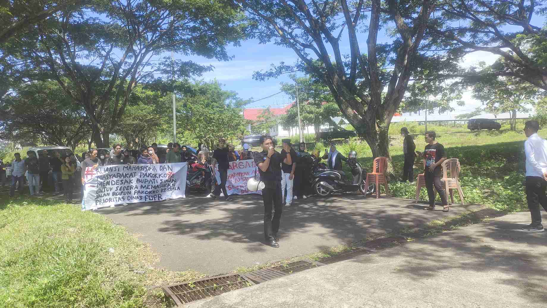 Tuntut Perbaikan Jalan, Aliansi Mahasiswa dan Warga Pakokko Demo di Kantor Bupati Sinjai