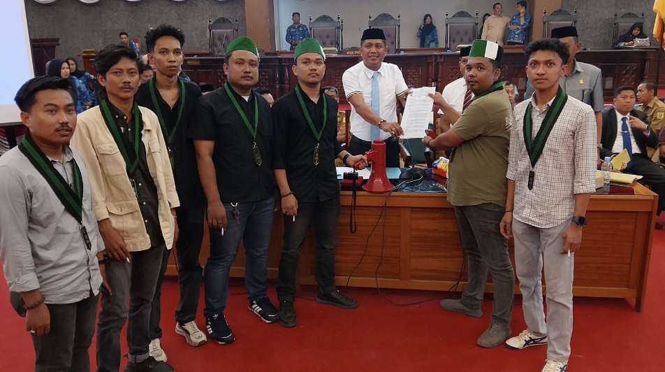 Massa HMI Terobos Ruang Paripurna, Ketua DPRD Sinjai Tegaskan Siap Gelar RDP