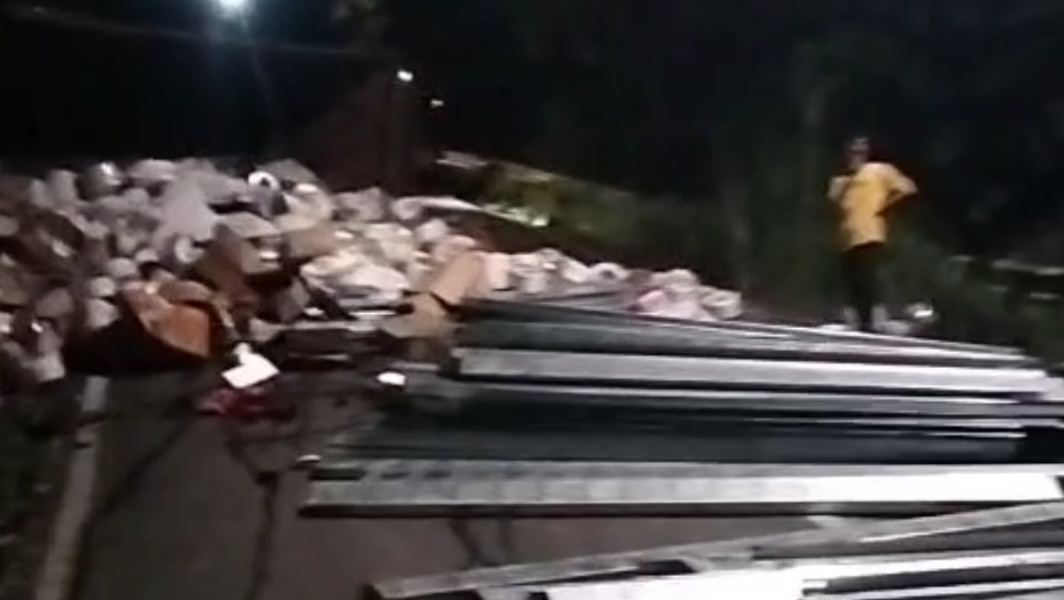 Truk Pengangkut Material Pembangunan Sekolah Rakyat Terguling di Tanassang Sinjai