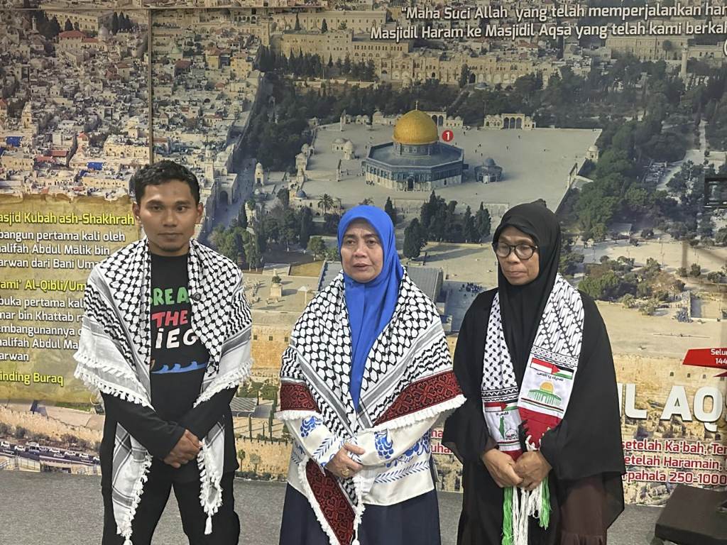 Dengan Tangis Haru, Bupati Sinjai Hj Ratnawati Arief Temui Relawan Asal Sinjai Pembawa Bantuan Palestina yang Sempat Dibajak dan Diculik