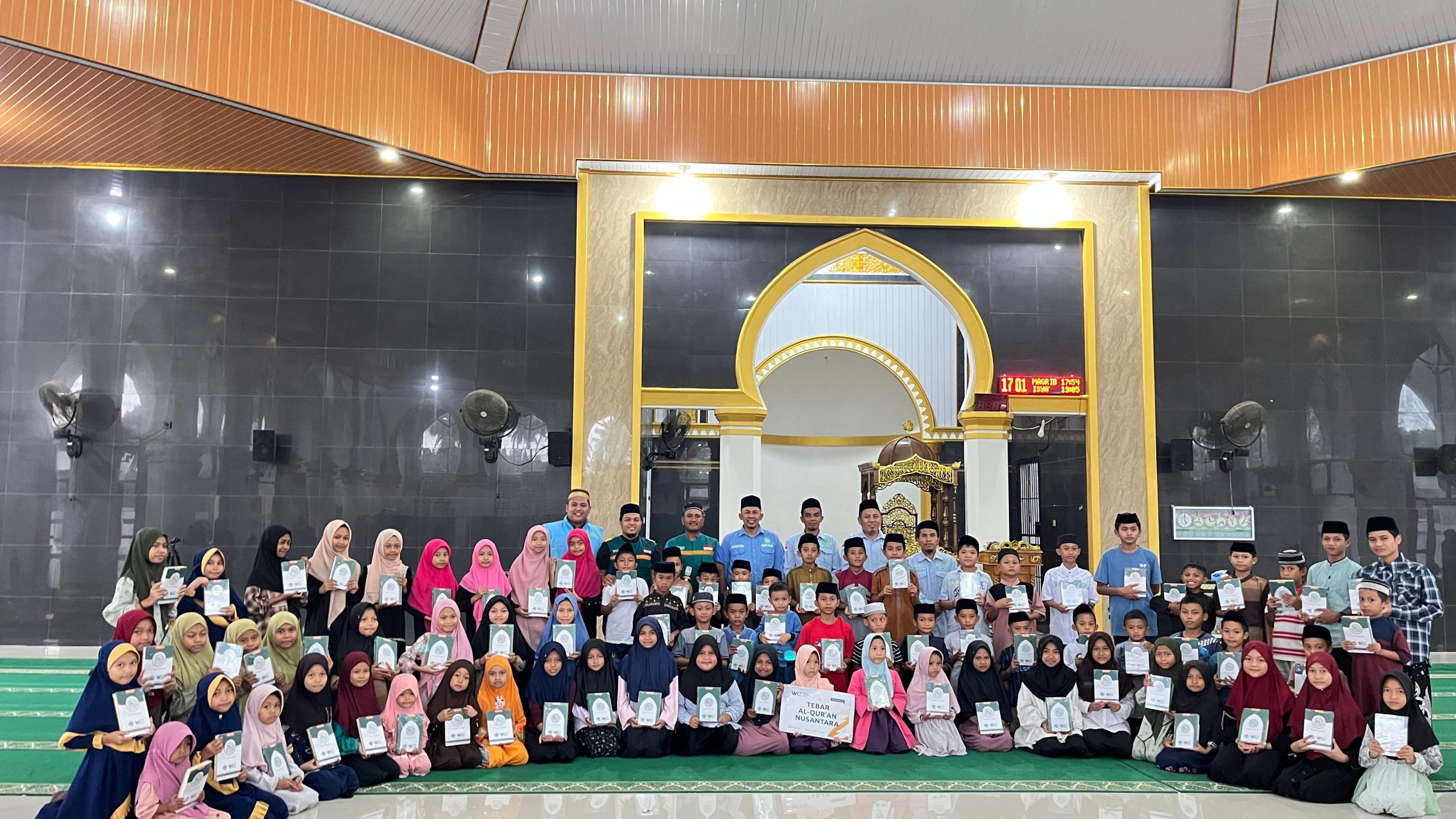 Ratusan Santri di Sinjai Selatan Terima Bantuan Al-Qur’an dari BKPRMI dan Relawan Qur’an