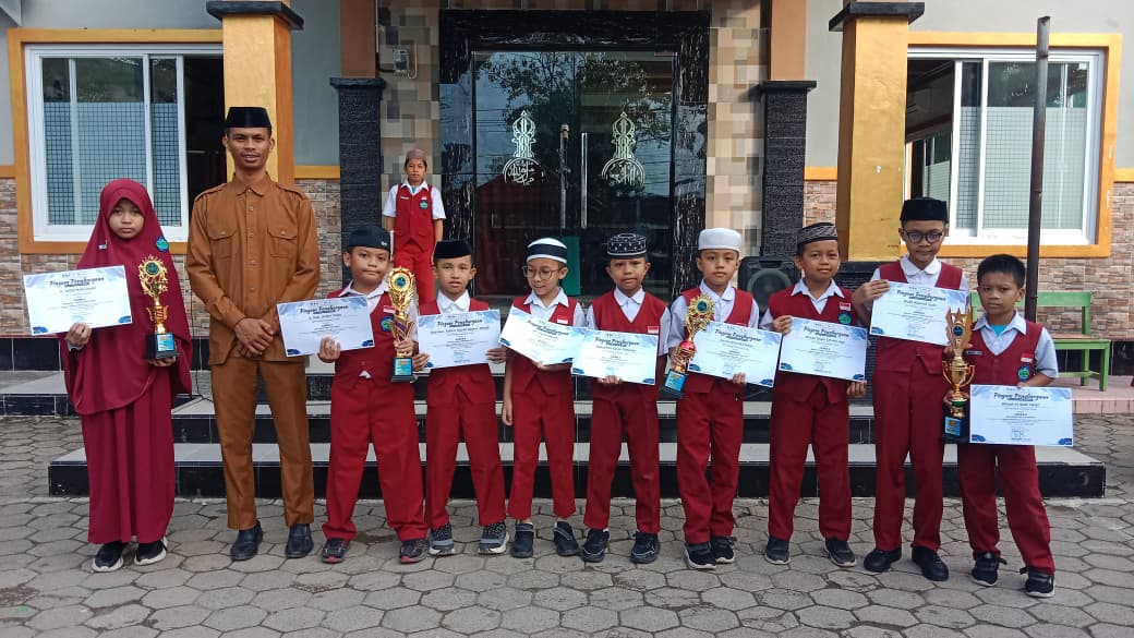 Upacara Bendera SDIT Wahdah Islamiyah Sinjai Berlangsung Spesial, Murid Berprestasi Hardiknas 2026 Dapat Apresiasi