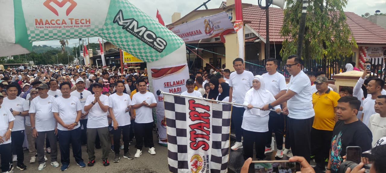 Lepas Peserta Jalan Santai Polres, Bupati Ratnawati Gaungkan Sinergi Membangun Sinjai