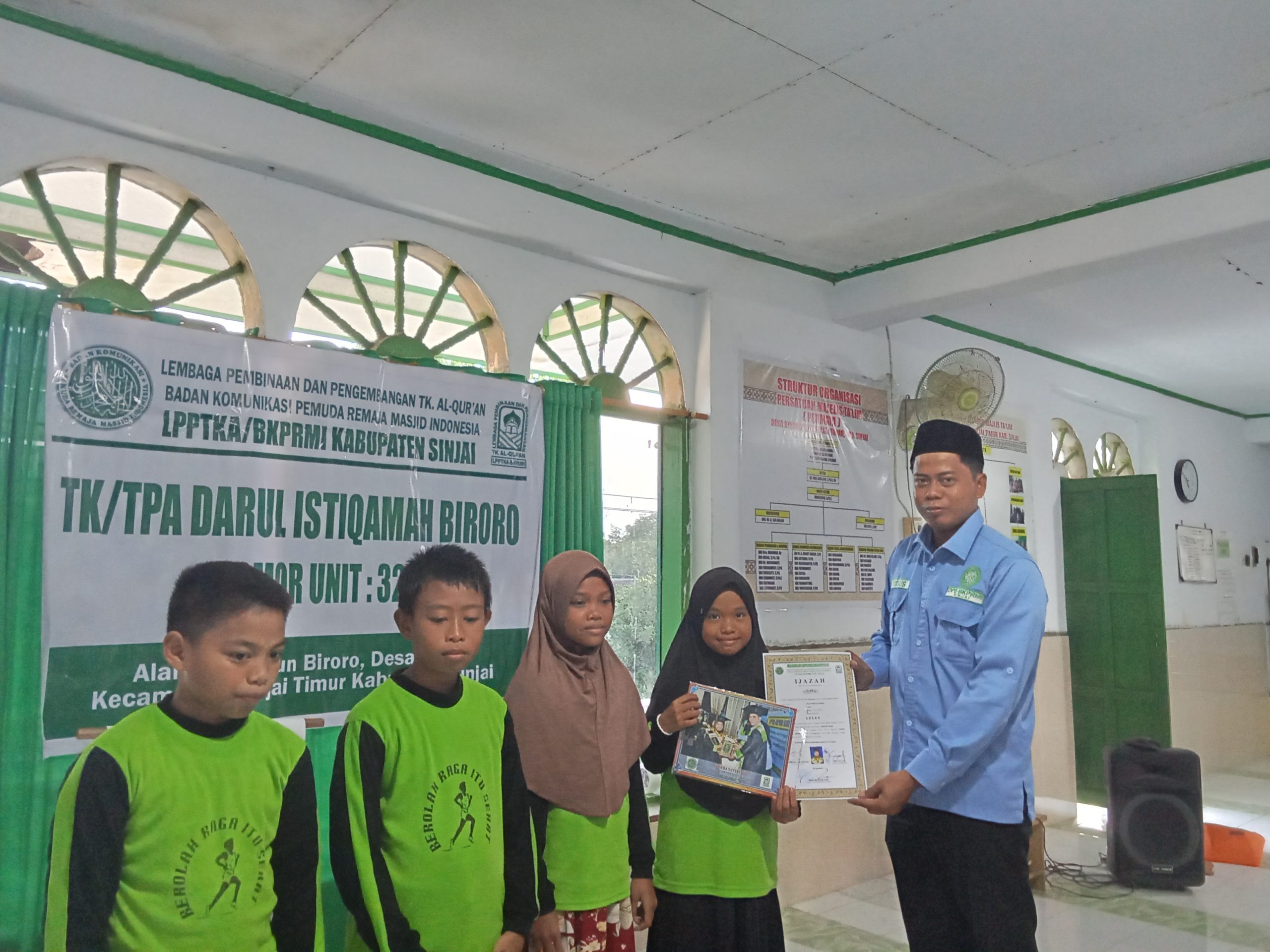 DPK BKPRMI Sinjai Timur Kunjungi Dua TPA, Serahkan Ijazah dan Wakaf Al-Qur’an
