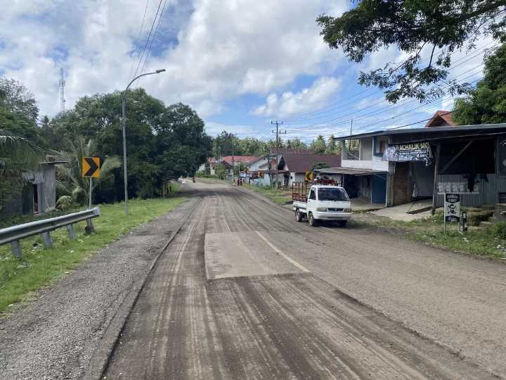 Pengendara Nyaris Celaka, Proyek Jalan Sinjai–Bulukumba Disorot Akibat Minim Penerangan dan Dugaan Abaikan K3