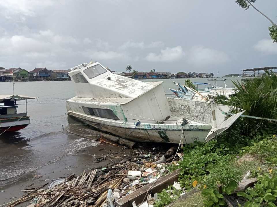 Kapal Puskesmas Keliling Diduga Terbengkalai di Muara Sungai Tangka, Warga Keluhkan Aset Kesehatan yang Tak Dimanfaatkan