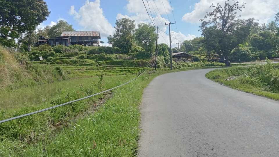 Kabel Diduga Milik Telkom Melorot ke Badan Jalan, Pengendara Keluhkan Ancam Keselamatan