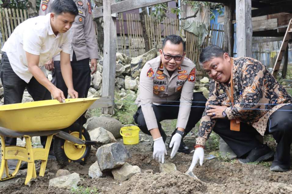 Sambut Hari Bhayangkara ke-80, Kapolres Sinjai Bedah Rumah Warga Kurang Mampu, Hadirkan Harapan Baru untuk Keluarga Imran