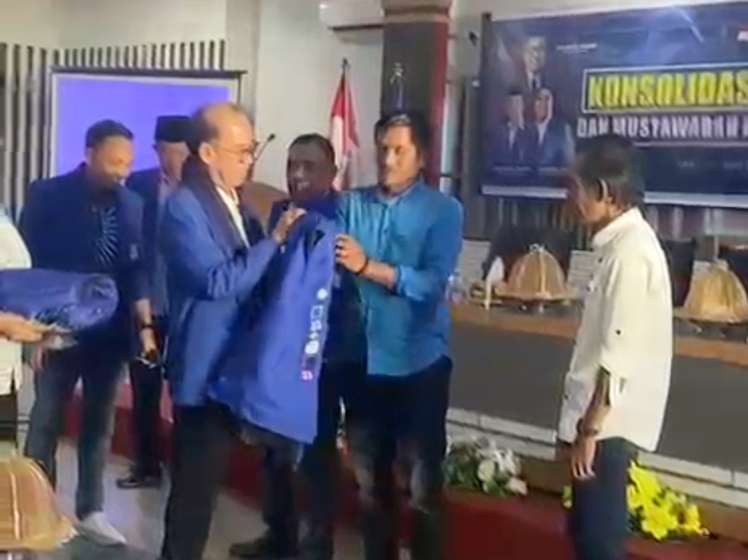 Pindah Haluan! Eks Caleg NasDem dan PDIP Kompak Pakai Rompi PAN di Sinjai
