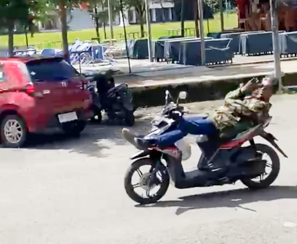 Viral! Pengendara Honda Beat Hitam Pamer Aksi Berbahaya di Tengah Ramainya Jalan Tondong Sinjai