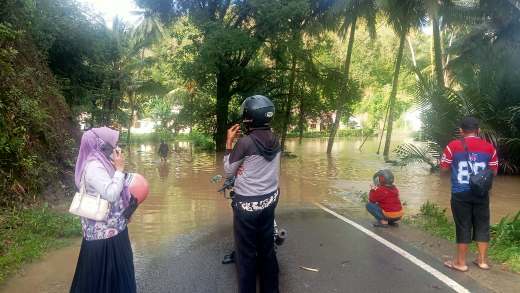 Luapan Sungai Baringeng Putus Akses Warga, Pengendara Terpaksa Memutar Lewat Lasiai