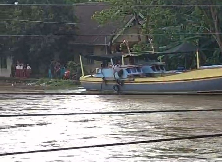 Derasnya Arus Sungai Baringeng Hanyutkan Kapal Nelayan, Warga Diminta Waspada